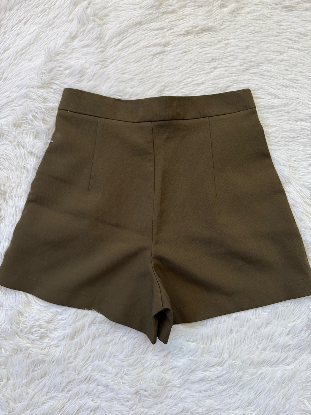 Tailored dark olive green high waist pleated shorts size 27” waist/6 - Picture 4 of 8